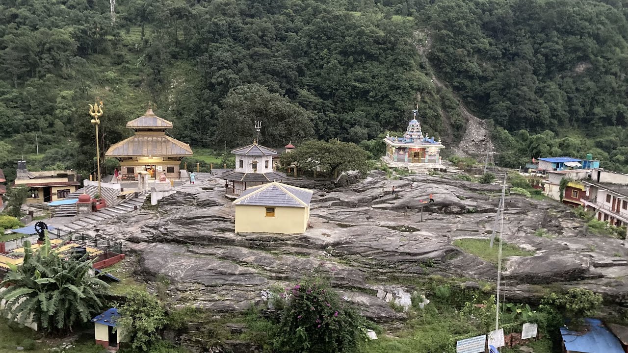 नेपालको दोस्रो पशुपतिनाथका नामले परिचित म्याग्दीको बेनी नगरपालिका–९ मा पर्ने गलेश्वर धाममा पछिल्लो समय तीर्थयात्रीका साथै आन्तरिक र बाह्य पर्यटकको सङ्ख्या पनि वृद्धि हुँदै गएको छ ।